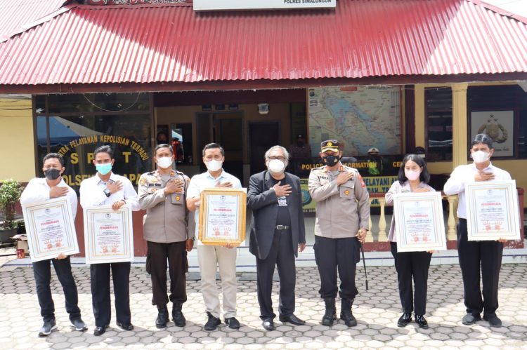 Kapolres Simalungun, AKBP Nicolas Dedy Arifianto, SH, SIK, MH dan jajarannya foto bersama Ketua Umum Komnas PA, Arist Merdeka Sirait, usai menerima penghargaan.