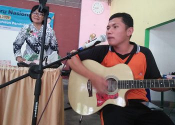 Fransiskus Natanael Manurung (17), saat menyumbangkan lagu di acara peringatan Hari Guru Nasional ke – 76, pada Kamis (25/11/2021) siang tadi,  di Aula SMK Negeri 2 Pematangsiantar, Jalan Asahan Pematangsiantar.