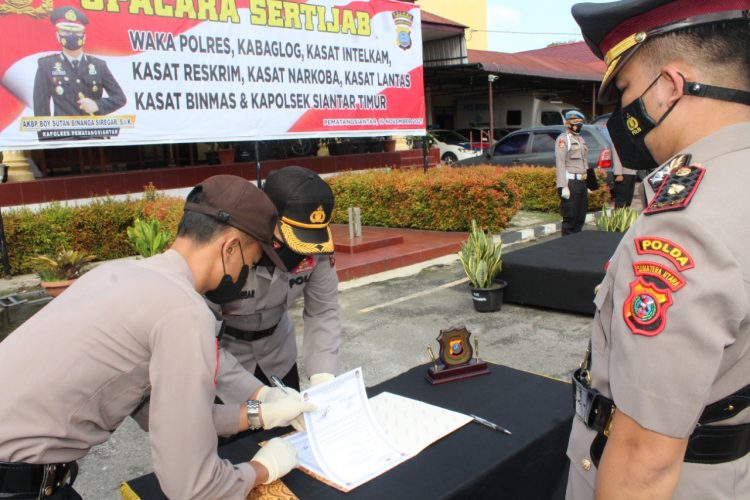 Kapolres Pematangsiantar, AKBP Boy Sutan Binanga Siregar S.I.K, pimpin upacara Serah Terima Jabatan (Sertijab) 7 pejabat Polres Pematangsiantar, Selasa (16/11/2021) pagi tadi, pukul 08.00 WIB,di Lapangan Apel Kapolres Pematangsiantar.