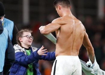 Anak gadis manis meminta jersey Ronaldo. (Foto: Peter Morrison/AP)