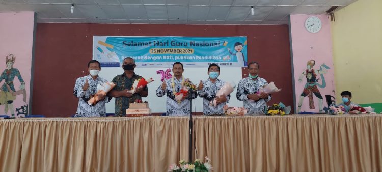 Bintang Tumanggor SP.d, Plt Kepala Sekolah (Kasek) SMK Negeri 2 Pematangsiantar (tengah) saat foto bersama para guru yang akan pensiun.