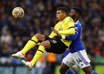 Thiago Silva beraksi saat Chelsea mencukur Leicester City tiga gol tanpa balas, Sabtu (20/11/2021) Foto: Reuters/Jason Cairnduff