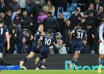 Striker Inggris West Ham United Jarrod Bowen (kedua kiri) melakukan selebrasi setelah mencetak gol keempat timnya pada pertandingan sepak bola Liga Premier Inggris menghadapi Aston Villa di Villa Park di Birmingham, Inggris tengah pada 31 Oktober 2021. Lindsey Parnaby / AFP