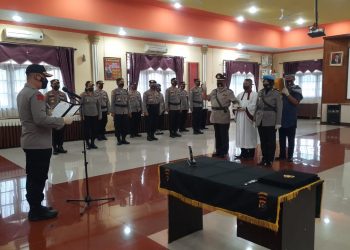 Kapolres Pematangsiantar, AKBP Boy Sutan Binanga Siregar S.I.K, pimpin upacara penyerahan jabatan Kasiwas dan Kasi Propam, Rabu (17/11/2021) sore tadi, pukul 14.00 WIB, di Aula Widya Satya Brata Polres Pematangsiantar.