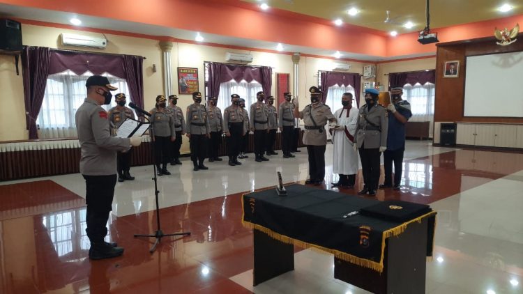 Kapolres Pematangsiantar, AKBP Boy Sutan Binanga Siregar S.I.K, pimpin upacara penyerahan jabatan Kasiwas dan Kasi Propam, Rabu (17/11/2021) sore tadi, pukul 14.00 WIB, di Aula Widya Satya Brata Polres Pematangsiantar.
