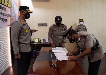 Kapolres Simalungun, AKBP Nicolas Dedy Arifianto, pimpin sertijab 7 Jabatan Utama di lingkungan Polres Simalungun, di ruangan PDDO Polres Simalungun, di Pematang Raya Kabupaten Simalungun, Minggu (21/11/2021) pagi.