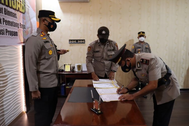 Kapolres Simalungun, AKBP Nicolas Dedy Arifianto, pimpin sertijab 7 Jabatan Utama di lingkungan Polres Simalungun, di ruangan PDDO Polres Simalungun, di Pematang Raya Kabupaten Simalungun, Minggu (21/11/2021) pagi.