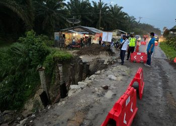 Kasat Lantas, AKP Hendrik Fernandes Aritonang, S.I.K., M.H., bersama anggota langsung turun ke lokasi dan melaksanakan pengaturan arus lalulintas guna antisipasi kecelakaan lalulintas kendaraan yang melintas, di jalan besar provinsi menuju Seribu Dolok – Pematangsiantar, Nagori Marjandji,  Kecamatan Panombeian Panei.