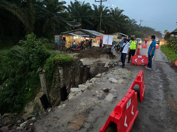 Kasat Lantas, AKP Hendrik Fernandes Aritonang, S.I.K., M.H., bersama anggota langsung turun ke lokasi dan melaksanakan pengaturan arus lalulintas guna antisipasi kecelakaan lalulintas kendaraan yang melintas, di jalan besar provinsi menuju Seribu Dolok – Pematangsiantar, Nagori Marjandji,  Kecamatan Panombeian Panei.