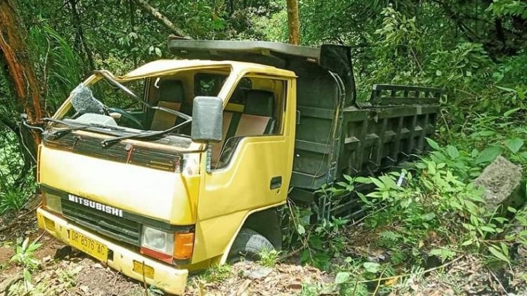 Truk yang bawa 25 peziarah terperosok di Pondok Mamben, Pusuk Sembalun, Desa Sembalun Bumbung, Kecamatan Sembalun, Lombok Timur, NTB dan menyebabkan 2 tewas belasan luka. (Foto: iNews/Edy Gustan)