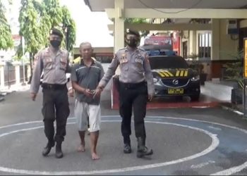 Udin (60) warga Kota Parepare, Sulawesi Selatan, yang diduga membunuh istri mudanya, Selvi (17) akhirnya menyerahkan diri. Foto/iNews TV/Erwin Eka Pratama