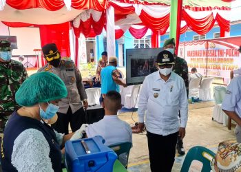 Kapolres Simalungun AKBP Nicolas Dedy Arifianto, SH, SIK, MH dan Forkopimda saat meninjau vaksinasi massal TNI-POLRI di YP Binaguna Tanah Jawa.