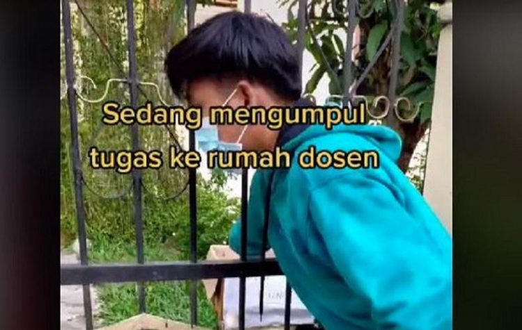 Tangkapan layar mahasiswa menaruh tugas dalam kardus di depan rumah dosen mereka yang viral dan memicu perdebatan netizen. (Foto: TikTok/@pejuang.skripsi)