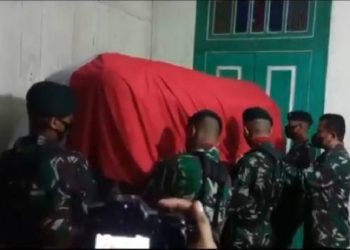 Kedatangan jenazah Sertu Adi Baskoro, korban penembakan KKB, disambut tangis haru di rumah duka di Desa Pidodo Kulon, Kabupaten Kendal, Jawa Tengah. Foto/iNews TV/Eddie Prayitno