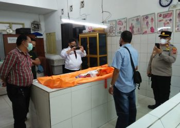 Foto mayat korban saat di Ruang Jenazah RSUD Djasamen Saragih.