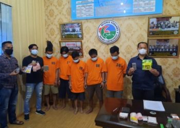 Petugas memperlihatkan kelima pelaku dan barang bukti sabu yang berhasil diamankan.