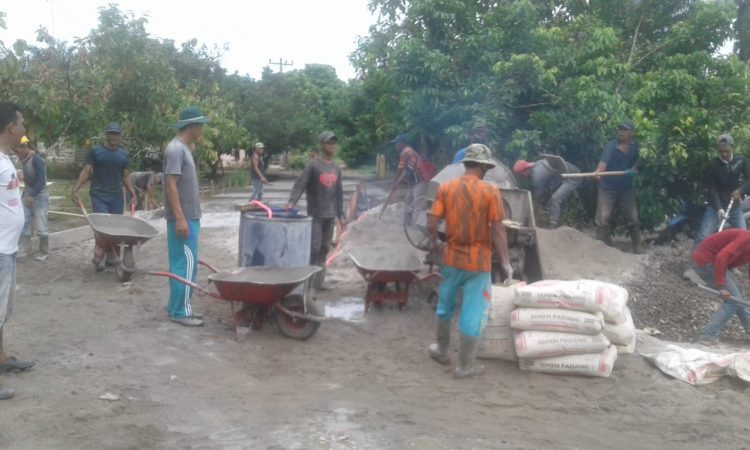 Warga tampak bahu membahu mengerjakan proyek perkerasan jalan di Nagori Sugarang Bayu.