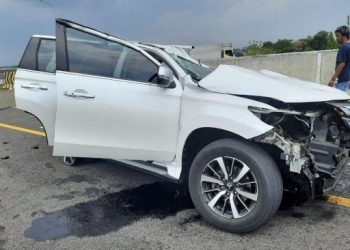 Mobil Vanessa Angel dan Bibi Ardiansyah yang mengalami kecelakaan di Tol Jombang, Jawa Timur, Kamis (4/11/2021). [istimewa]