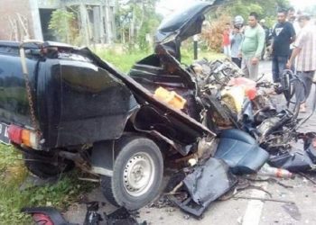 Kondisi mobil pikap yang tak terbentuk usai bertabrakan dengan bus di Kabupaten Bireuen, Sabtu (27/11/2021). (ANTARA/HO)