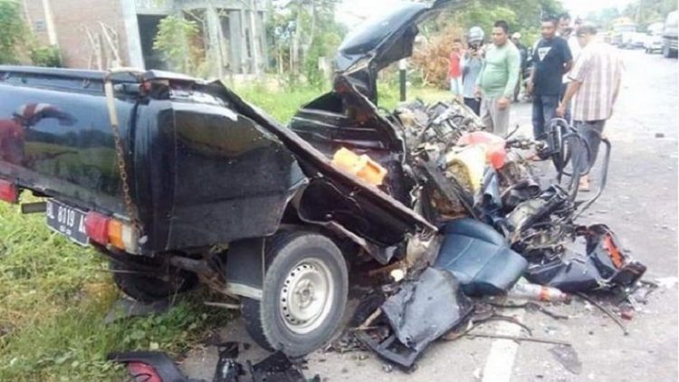 Kondisi mobil pikap yang tak terbentuk usai bertabrakan dengan bus di Kabupaten Bireuen, Sabtu (27/11/2021). (ANTARA/HO)