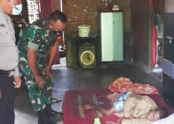 Anggota Polri dan TNI mengunjungi rumah korban keracunan makanan di Langkat (Wahyudi Aulia Siregar/MNC Portal)