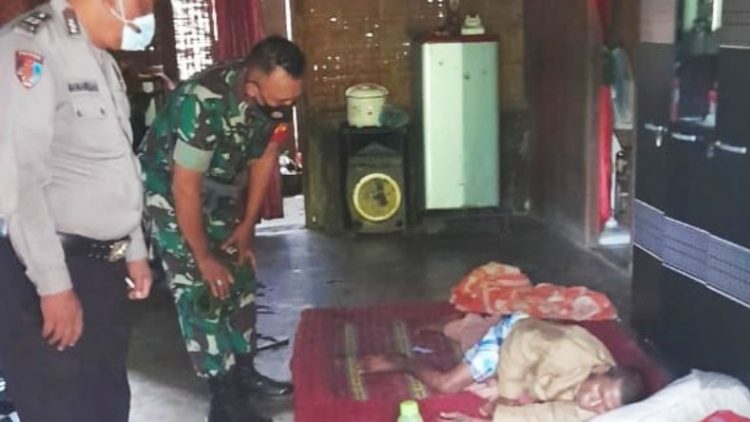 Anggota Polri dan TNI mengunjungi rumah korban keracunan makanan di Langkat (Wahyudi Aulia Siregar/MNC Portal)