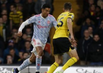 Penyerang Manchester United, Cristiano Ronaldo (kiri) coba melewati pemain Watford dalam laga pekan ke-12 Liga Inggris di Vicarage Road, Sabtu (20/11/2021) malam WIB. [AFP]