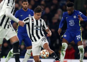 Striker Juventus, Paulo Dybala (tengah) bersaing dengan gelandang Chelsea asal Inggris Callum Hudson-Odoi (kanan) selama matchday kelima Grup H Liga Champions UEFA antara Chelsea vs Juventus di Stamford Bridge, London pada Rabau (24/11/2021) dini hari WIB. Adrian DENNIS / AFP.