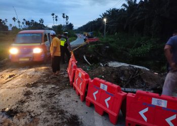 Personil Sat Lantas Polres Simalungun yang dipimpin, Kasat Lantas Polres Simalungun, AKP Hendrik F Aritonang S.I.K M.H, melaksanakan pengaturan lalu lintas, di Desa Embong Marjandi, Kecamatan Panei Tongah, menyusul amblasnya Jalan Lintas Sumatera (Jalinsum) Pematangsiantar, Raya – Tanah Karo.