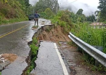Badan jalan di Sigarantung Simanindo longsor. (Sumber Facebook Pemkab Samosir)