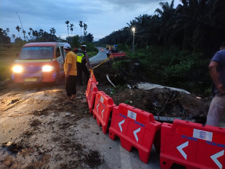 Personil Sat Lantas Polres Simalungun yang dipimpin, Kasat Lantas Polres Simalungun, AKP Hendrik F Aritonang S.I.K M.H, melaksanakan pengaturan lalu lintas, di Desa Embong Marjandi, Kecamatan Panei Tongah, menyusul amblasnya Jalan Lintas Sumatera (Jalinsum) Pematangsiantar, Raya – Tanah Karo.