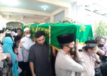 Jenazah Vanessa Angel dan Bibi Ardiansyah diantar dari rumah di kawasan Kembangan, Jakarta Selatan menuju pemakaman, Jumat (5/11/2021) [Suara.com/Ismail]