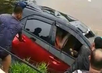 Tiga orang terdiri kakek dan cucu serta pengasuh bayi tewas terkurung dalam mobil yang terjebur sungai di Tanah Laut.Foto/Zulkifli Yunus
