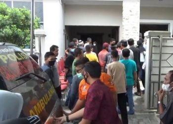 Kasus pembunuhan pemilik rumah makan terkenal di Karawang, Khairul Amin (54) akhirnya terungkap. Otak pembunuhan ternyata istri korban yang menyuruh orang lain. Foto/MPI/Nilakusuma