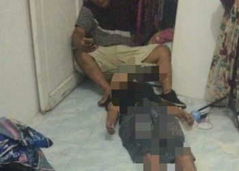 Junaidi Sitindaon tampak tak berdaya melihat istrinya yang tewas bunuh diri.