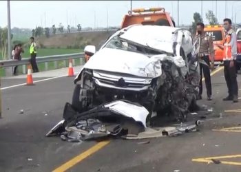 Polisi langsung bergerak cepat melakukan olah TKP kecelakaan yang menewaskan Vanessa Anggel, dan suaminya di Jalan Tol Jombang-Mojokerto. Foto/iNews TV/Mukhtar Bagus