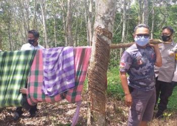 Jazad pria berinisial HS dievakuasi setelah ditemukan tewas gantung diri di sebua gubuk di kebun karet. Foto: SINDONews/Zia Nasution