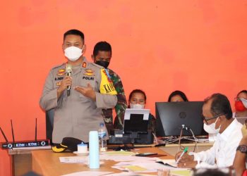 AKBP Nicolas Dedy Arifianto, S.H., S.I.K., M.H, bersama Wakil Bupati, H. Zonny Waldy. S.Sos., MM, memimpin rapat koordinasi (Rakor) Satgas Covid-19 Simalungun, di Posko Gugus Tugas Covid-19, Jalan Asahan KM 6, Kecamatan Siantar, Kabupaten Simalungun, pada Kamis (25/11/2021), lalu.
