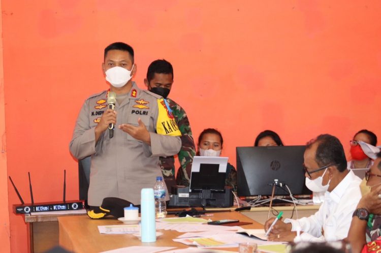 AKBP Nicolas Dedy Arifianto, S.H., S.I.K., M.H, bersama Wakil Bupati, H. Zonny Waldy. S.Sos., MM, memimpin rapat koordinasi (Rakor) Satgas Covid-19 Simalungun, di Posko Gugus Tugas Covid-19, Jalan Asahan KM 6, Kecamatan Siantar, Kabupaten Simalungun, pada Kamis (25/11/2021), lalu.