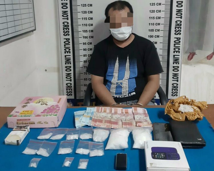 Foto pelaku dan barang bukti sabu yang diamankan Sat Narkoba Polres Pematangsiantar.