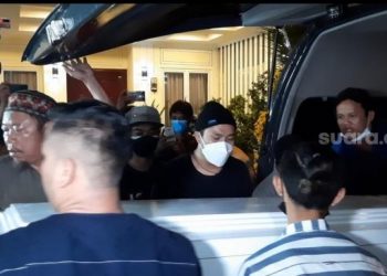 Jenazah Vanessa Angel dan Bibi Ardiansyah tiba di rumah duka, Kembangan, Jakarta Barat, Jumat (5/11/2021) pukul 04.30 pagi. [Suara.com/ Muhammad Anzar Anas]