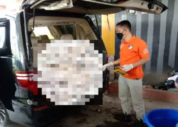 Polisi menunjukkan bagasi mobil Alphard tempat korban Tuti Suhartini (55), dan Amelia Mustika Ratu (23) tewas tanpa busana. Foto/Ist.