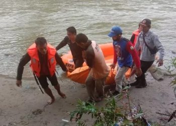 Tim SAR gabungan melakukan evakuasi terhadap jenazah korban mobil masuk ke jurang di Sumut. [Ist]
