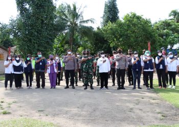 Forkopimda Simalungun foto bersama disela - sela meninjau gebyar serbuan vaksinasi di Nagori Wonorejo, Kecamatan Pematang Bandar, Kabupaten Simalungun, Sumut, Rabu (15/12/2021).