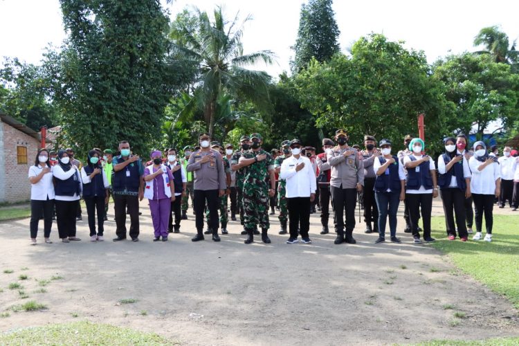 Forkopimda Simalungun foto bersama disela - sela meninjau gebyar serbuan vaksinasi di Nagori Wonorejo, Kecamatan Pematang Bandar, Kabupaten Simalungun, Sumut, Rabu (15/12/2021).