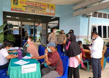 Suasana vaksinasi massal, di Kantor Camat Tapian Dolok, Kabupaten Simalungun, Jum'at (17/12/2021).
