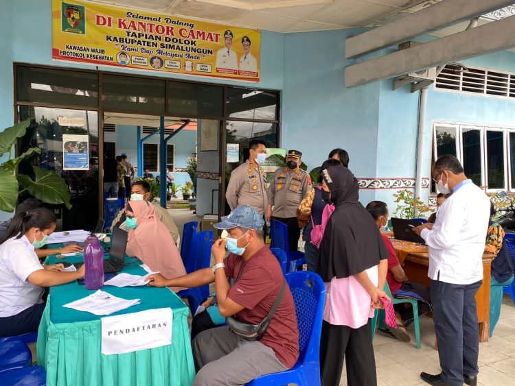 Suasana vaksinasi massal, di Kantor Camat Tapian Dolok, Kabupaten Simalungun, Jum'at (17/12/2021).