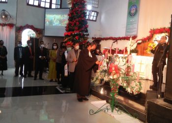 Pengkotbah, Pdt. M Rumanja Purba, M.Th saat menyalakan lilin.