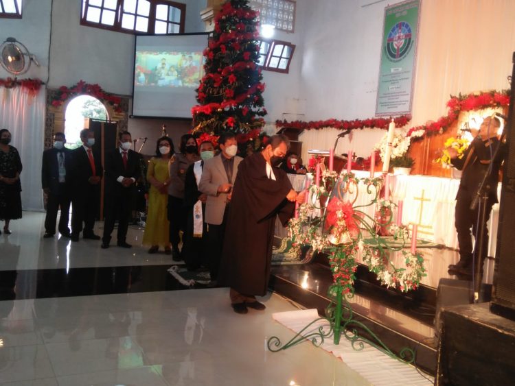 Pengkotbah, Pdt. M Rumanja Purba, M.Th saat menyalakan lilin.