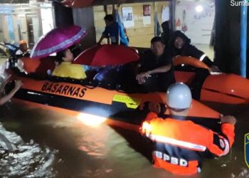 Proses Evakuasi Warga Terdampak Banjir di Gunungsitoli (Foto: dok. Humas Basarnas Nias)